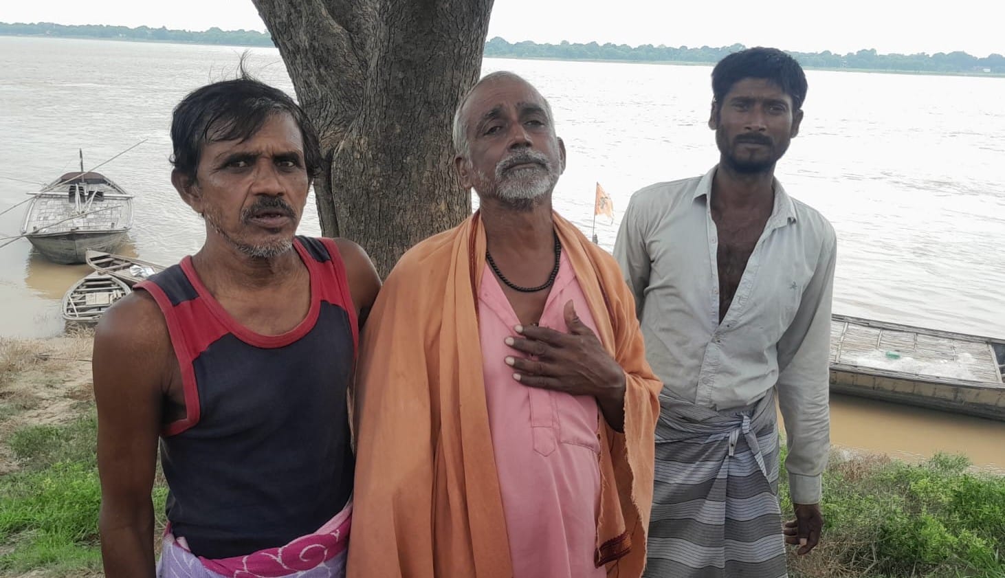 गंगा की तेज धारा में बह रहे वृद्ध की युवकों ने बचाई जान। संवाद