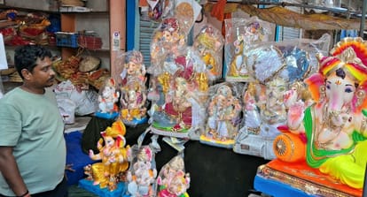 गणेशोत्सव को नगर में सजी दुकान में रखी गणेश जी की प्रतिमा। संवाद