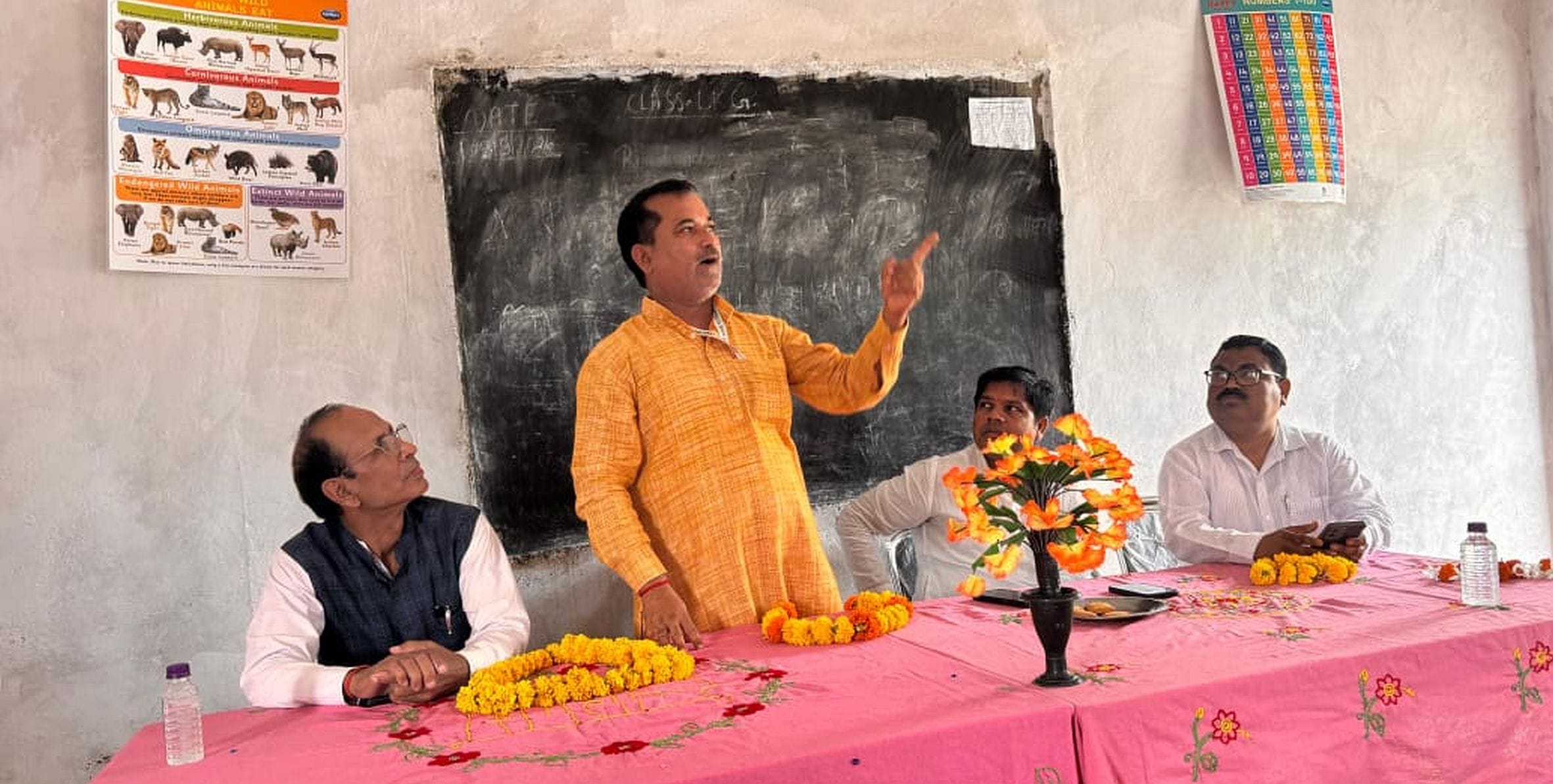  गौरीगंज के एक निजी कॉलेज में आयोजित बैठक को संबोधित करते शिक्षक। स्रोत: संगठन