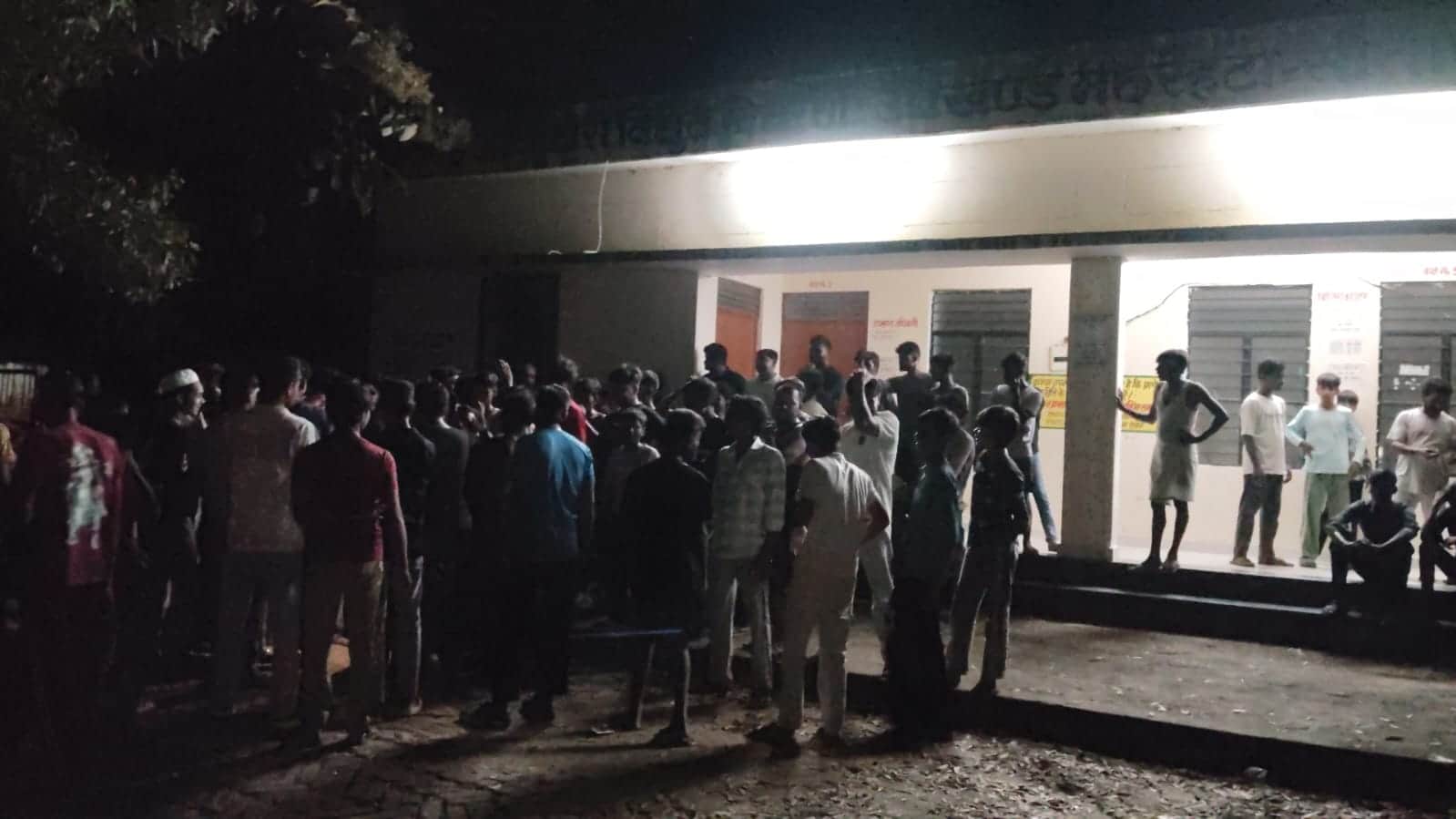  ग्रामीणों ने घेरा पावर हाउस