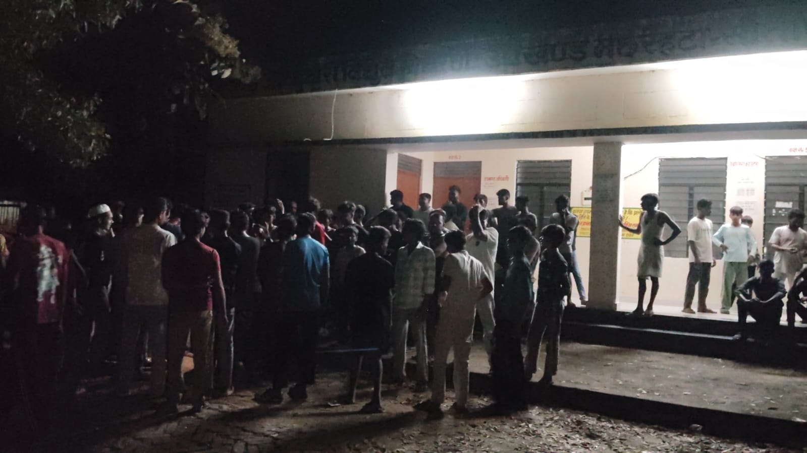  ग्रामीणों ने घेरा पावर हाउस