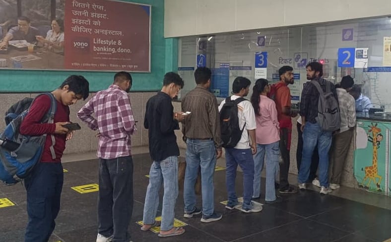 UPI fails at Noida Metro; queues form for tickets.