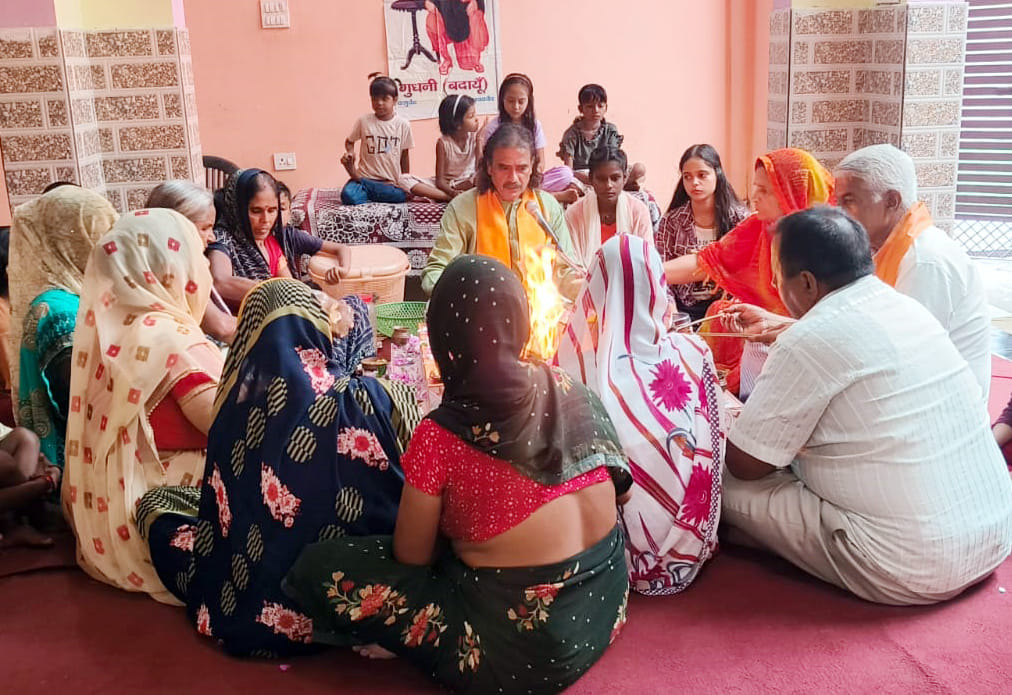 गुधनी में हुए सत्संग-यज्ञ में हिस्सा लेते आर्य समाज के लोग। संवाद