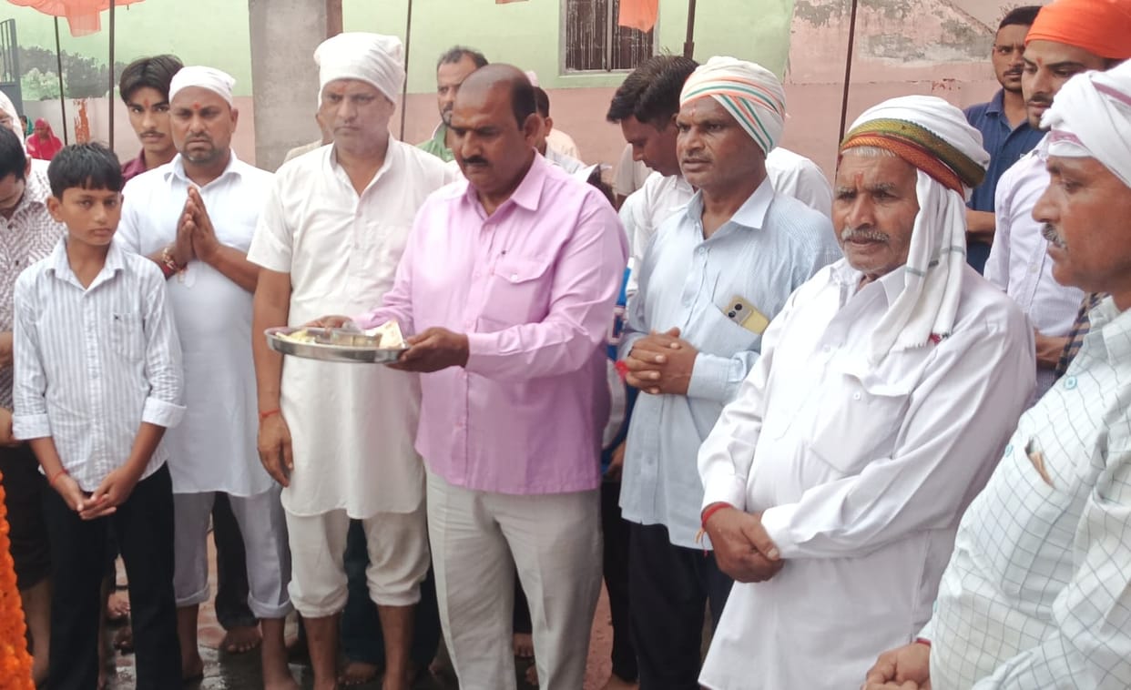 Crowds of villagers flocked to Baba Kheda