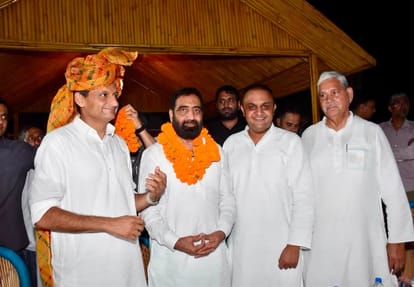 गांव मांढ़ी में कार्यकर्ताओं से मिलते सांसद दीपेंद्र सिंह हुड्डा।