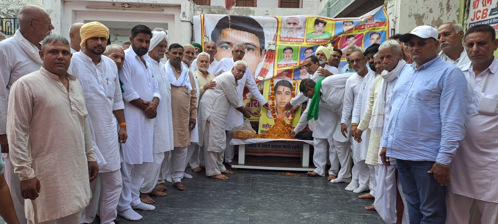 गांव पेटवाड़ में आंदोलन में शहीद हुए सुनील श्योराण श्रद्धांजलि देते हुए जाट समुदाय के लोग। संवा