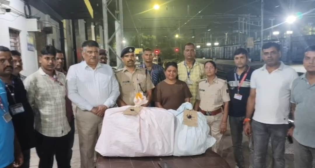 गांजा तस्करी पर शिकंजा, तेजस राजधानी से महिला गिरफ्तार।