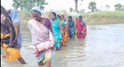 बारिश के बीच ग्रामीणों की बढ़ जाती हैं परेशानियां।
