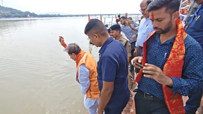 गयाजी के विष्णुपद मंदिर में पूजा-अर्चना करने के बाद पितृपक्ष मेले की तैयारियों का निरीक्षण करते