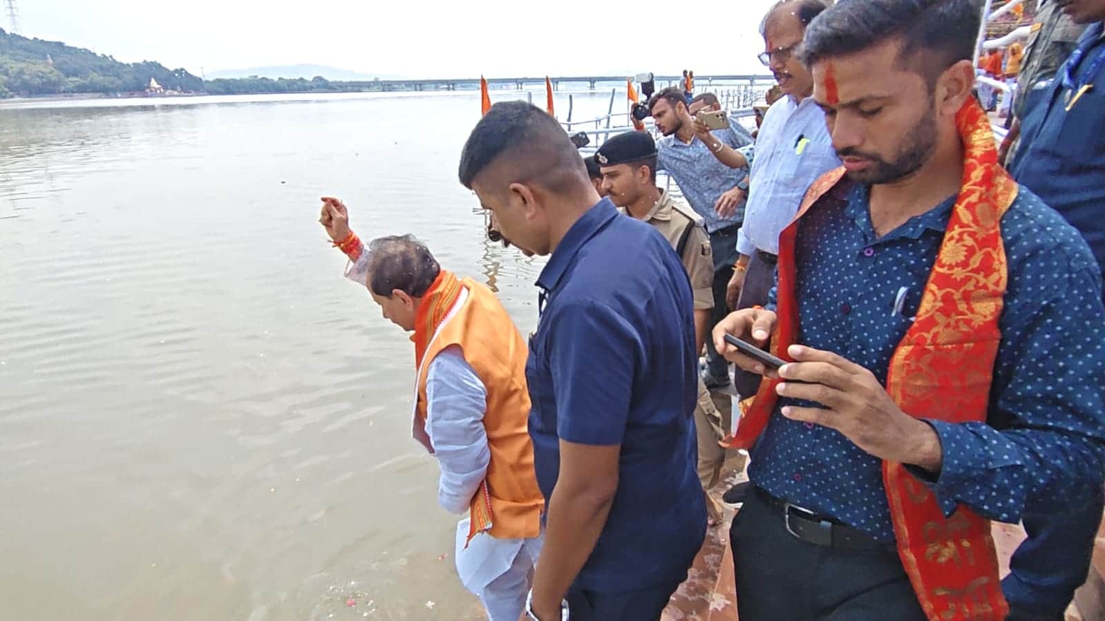 गयाजी के विष्णुपद मंदिर में पूजा-अर्चना करने के बाद पितृपक्ष मेले की तैयारियों का निरीक्षण करते