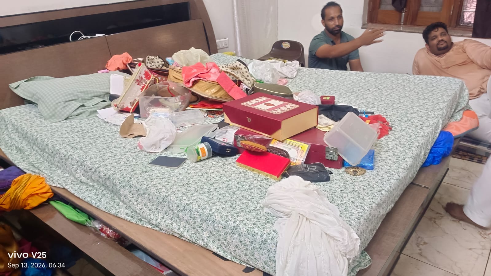 घटना के बाद बेड पर बिखरा सामान। संवाद