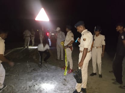 घटनास्थल पर जांच करती पुलिस