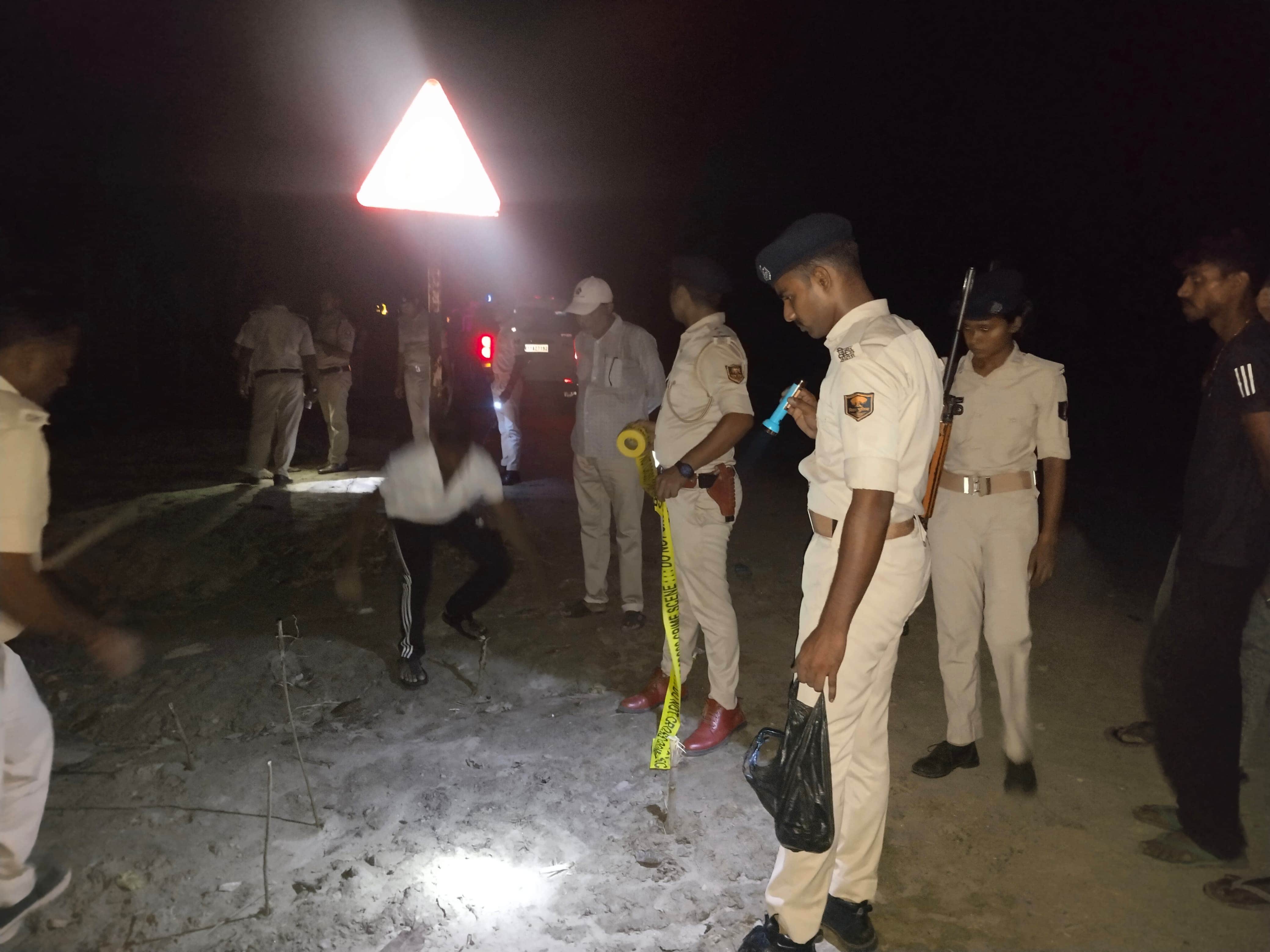 घटनास्थल पर जांच करती पुलिस