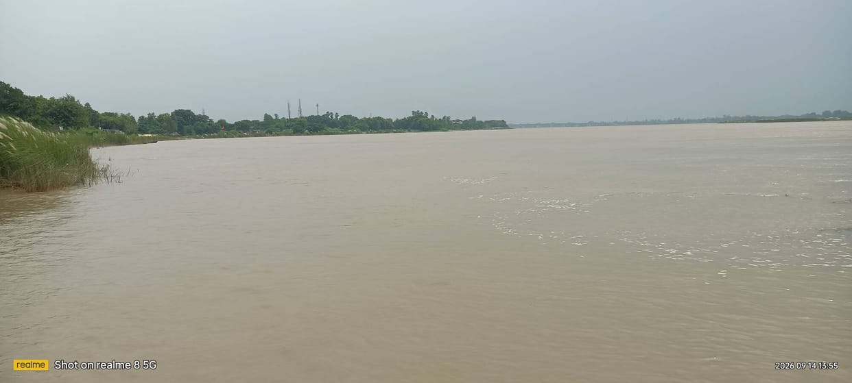 The water level of the Saryu is receding at a rate of two centimeters per hour