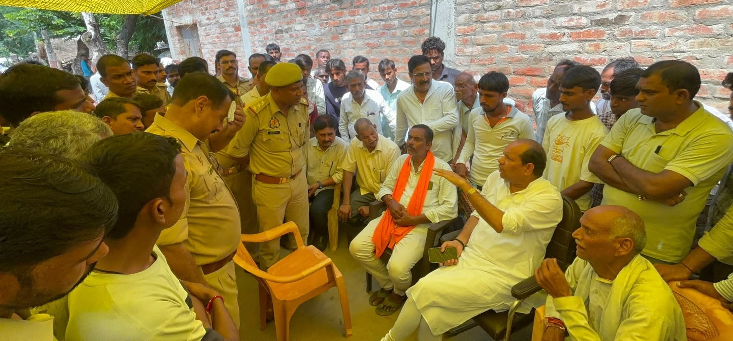 हरचंदपुर थाना क्षेत्र में प्रधान पुत्र हत्याकांड में परिजनों व पुलिस से बातचीत करते पूर्व विधाय