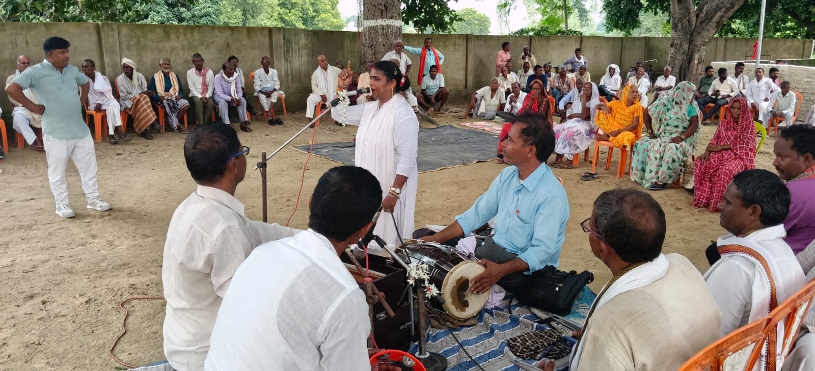 हरतालिका तीज पर कम्मरपुर गांव स्थित नागा बाबा कुटी में मेले के दौरान कजरी प्रस्तुत करती कलाकार।