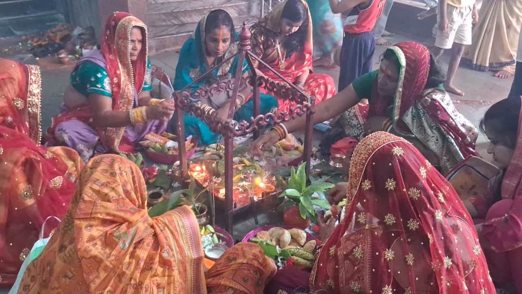 हरितालिका तीज व्रत के दौरान पूजा करती हुई महिलाएं।
