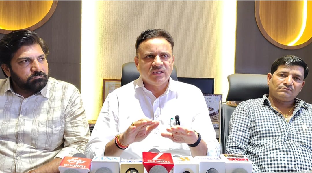 हांसी में पत्रकारों से बातचीत करते बादली से कांग्रेस विधायक कुलदीप वत्स। संवाद