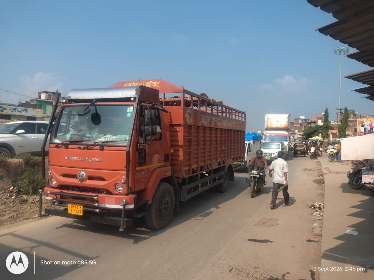 Traffic stopped at Baghnath intersection, causing inconvenience to pedestrians