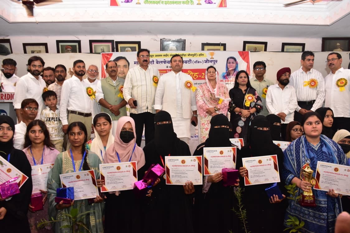 हिंदी भवन में माइनॉरिटी वेलफेयर सोसाइटी के तत्वावधान में सम्मानित किए गए अल्पसंख्यक समाज के मेध