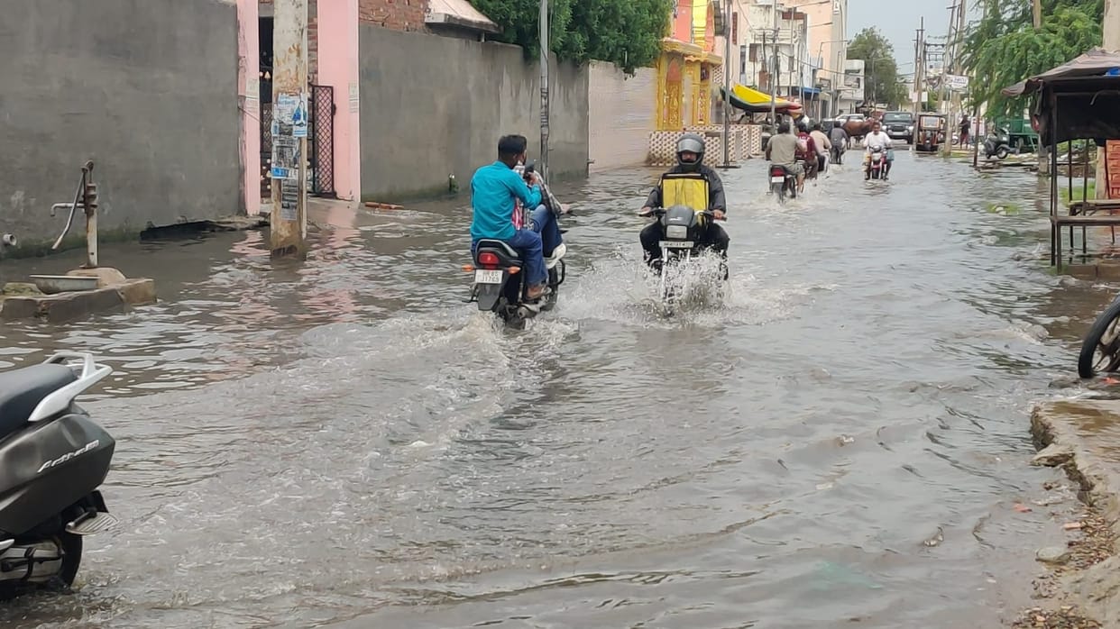 A quarter of an hour of rain turned roads into ponds, leaving vehicles stranded.