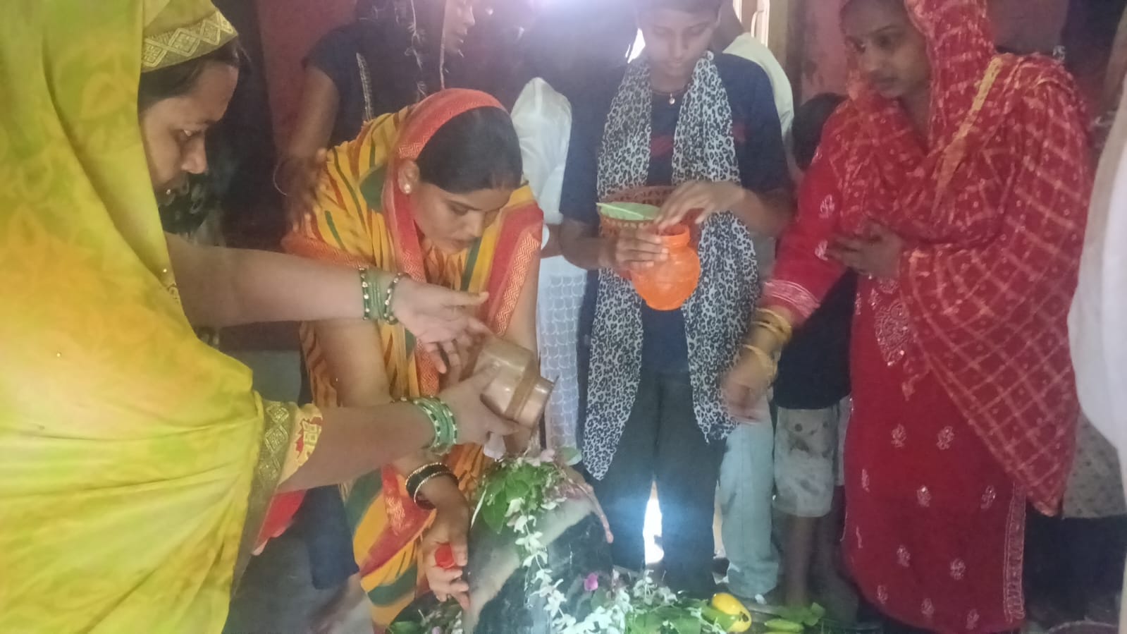  जलाभिषेक करते श्रद्धालु।