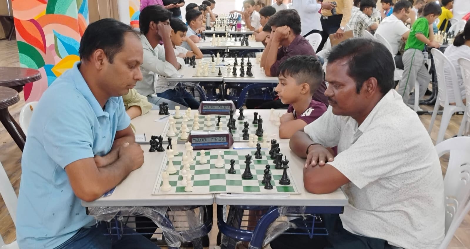 जिला स्तरीय शतरंज प्रतियोगिता में शामिल खिलाड़ी। संवाद
