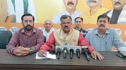 जानकारी देते भाजपा जिलाध्यक्ष राजेश गुप्ता। सोत्र: पार्टी