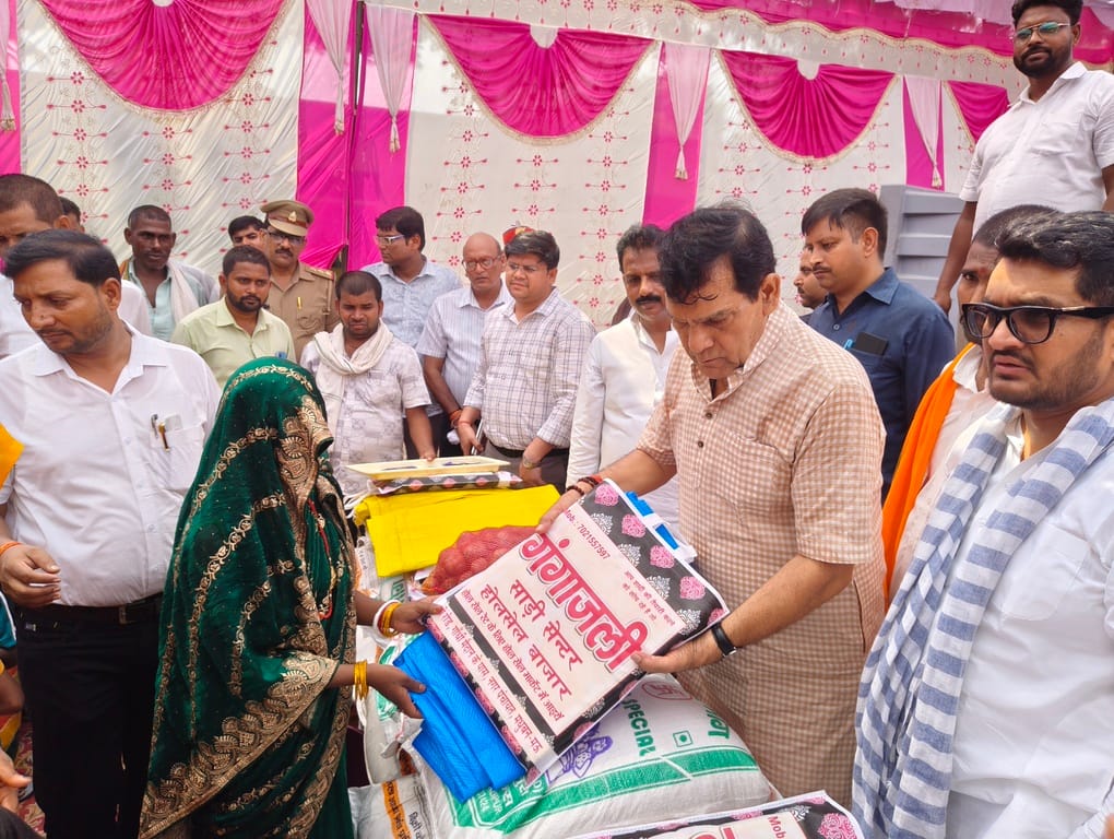 Minister AK Sharma listened to the grievances of flood victims and distributed relief kits.