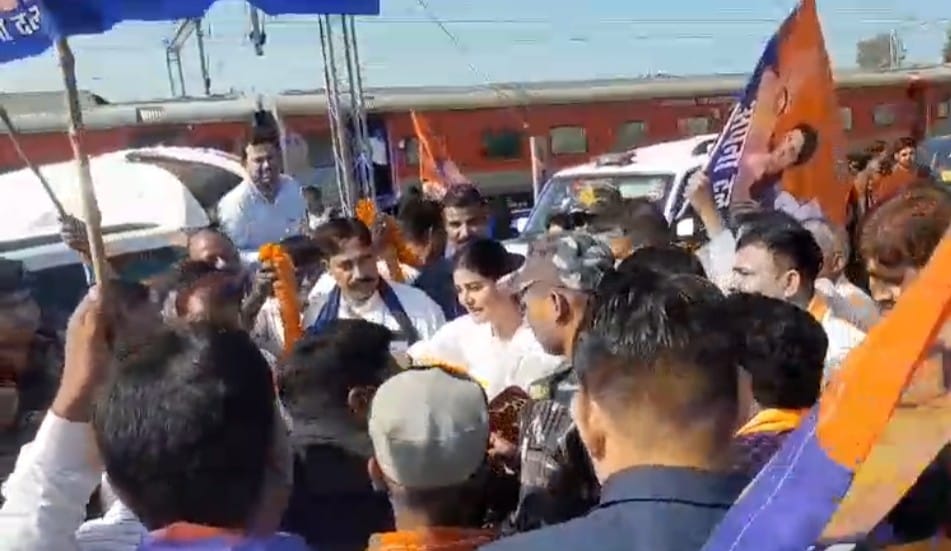 Union Minister welcomed; memorandum submitted regarding the installation of the national flag at the station.