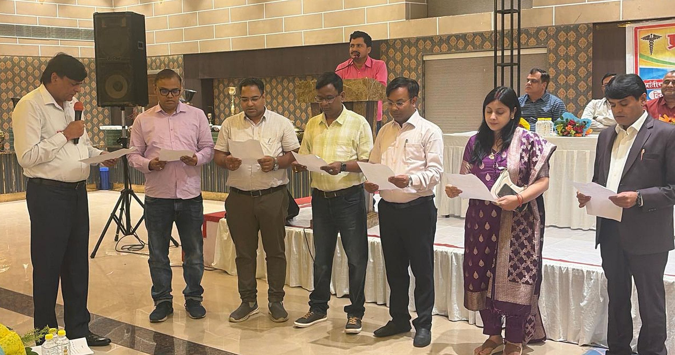 जायस स्थित एक निजी प्रतिष्ठान में आयोजित समारोह में शपथ ग्रहण करते चिकित्सक। स्रोत: विभाग