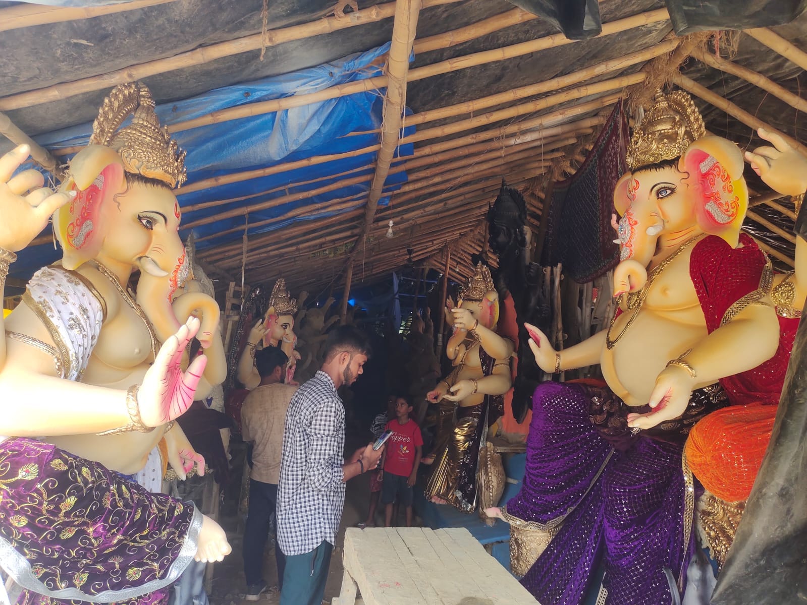 केडीसी स्कूल के सामने कार्यशाला में तैयार गणेश प्रतिमा को पसंद करते श्रद्धालु संवाद