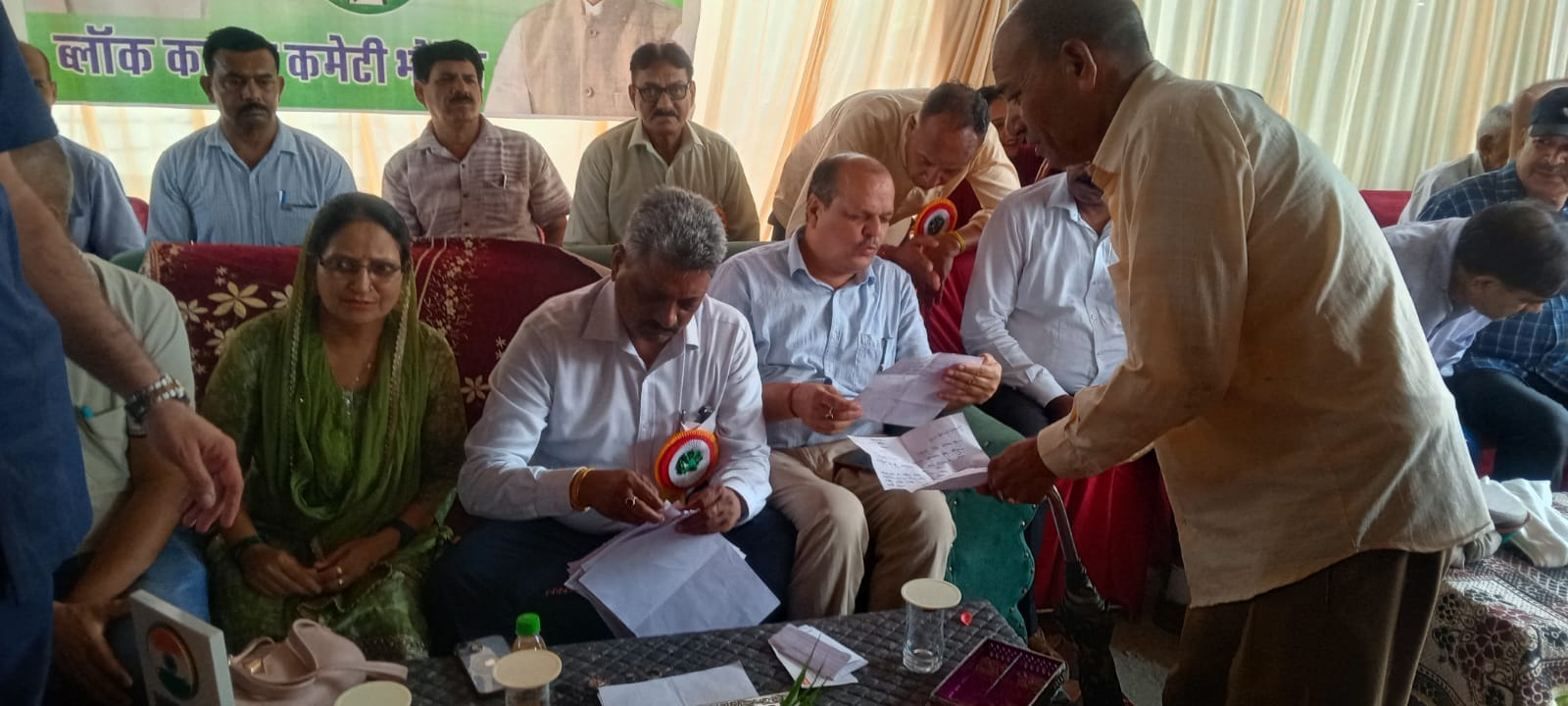 कक्कड़ में आयोजित विधायक आपके द्वार कार्यक्रम में लोगों की समस्याएं सुनते विधायक सुरेश कुमार। स
