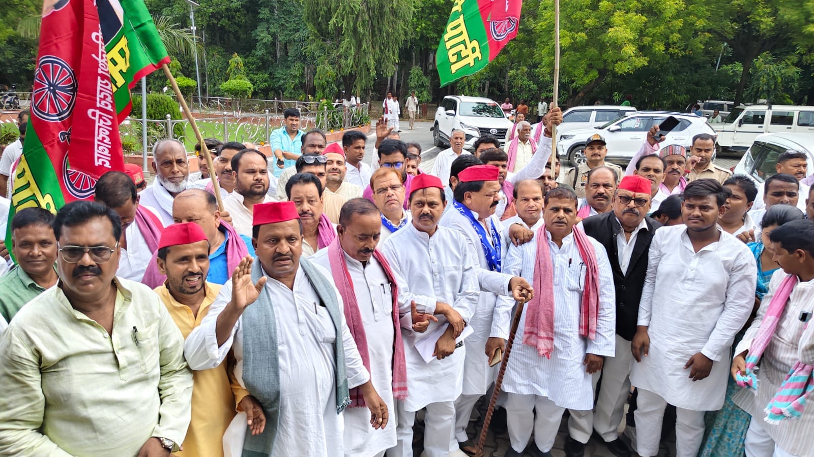 कलक्ट्रेट पर ज्ञापन देने पहुंचे सपा कार्यकर्ता-स्रोत कार्यकर्ता