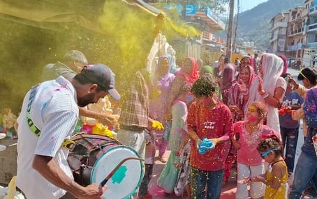 Devbhoomi Kullu resounded with chants of 'Ganpati Bappa Morya'.