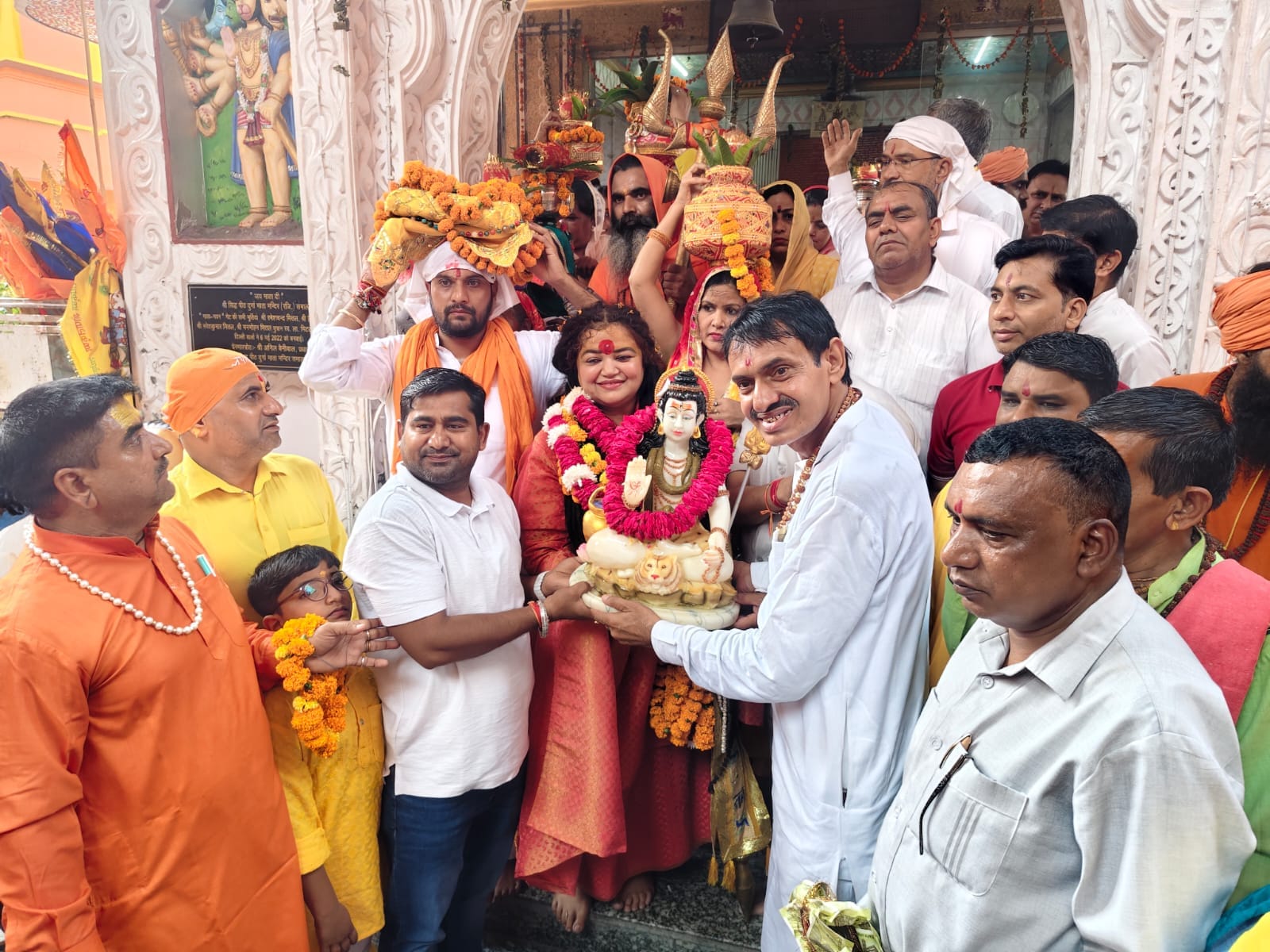 कलश यात्रा के दौरान मौजूद कथावाचक व अन्य अतिथि। संवाद