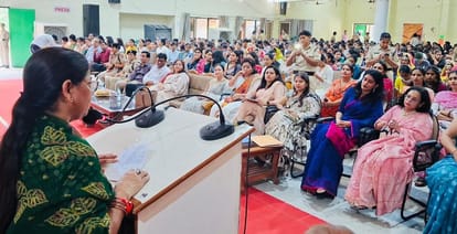 कार्यक्रम में महिलाओं को सम्बोधित करती मीना परमार। स्त्रोत डीपीईआरओ
