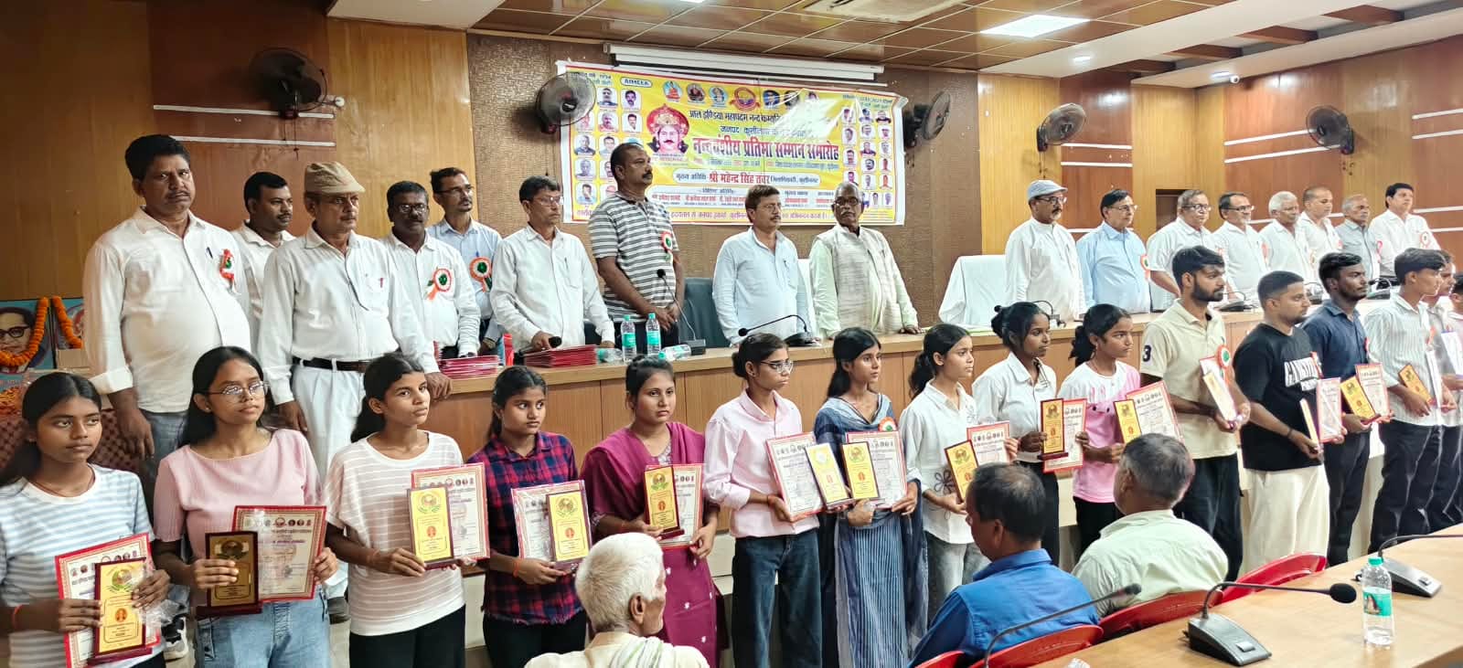 कुशीनगर जिला पंचायत कार्यालय सभागार में आयोजित प्रतिभा सम्मान समारोह में सम्मानित छात्र-छात्राओ