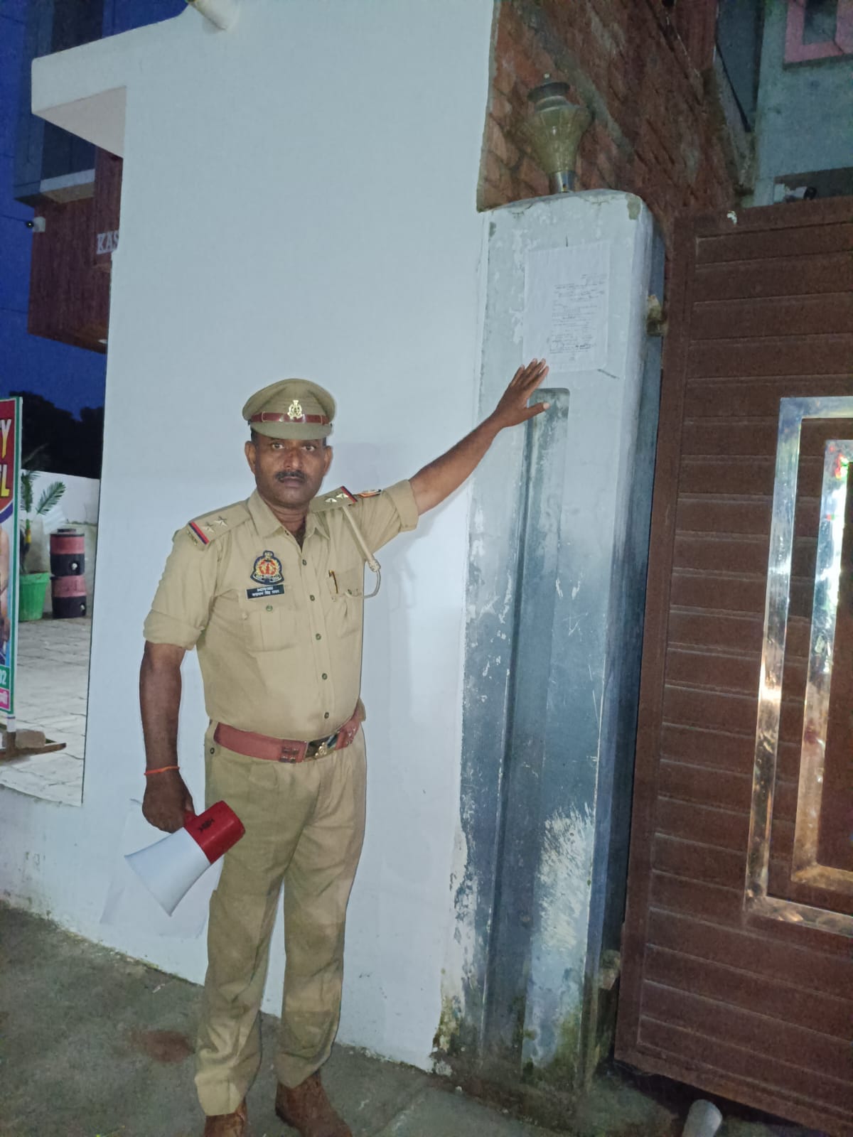 Police pasted a notice at the house of the accused absconding in a murderous assault case.