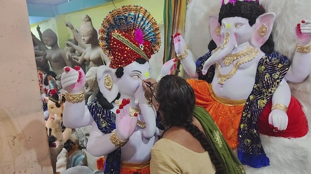 ईको फ्रेंडली भगवान गणेश की प्रतिमा तैयार करती कलाकार
