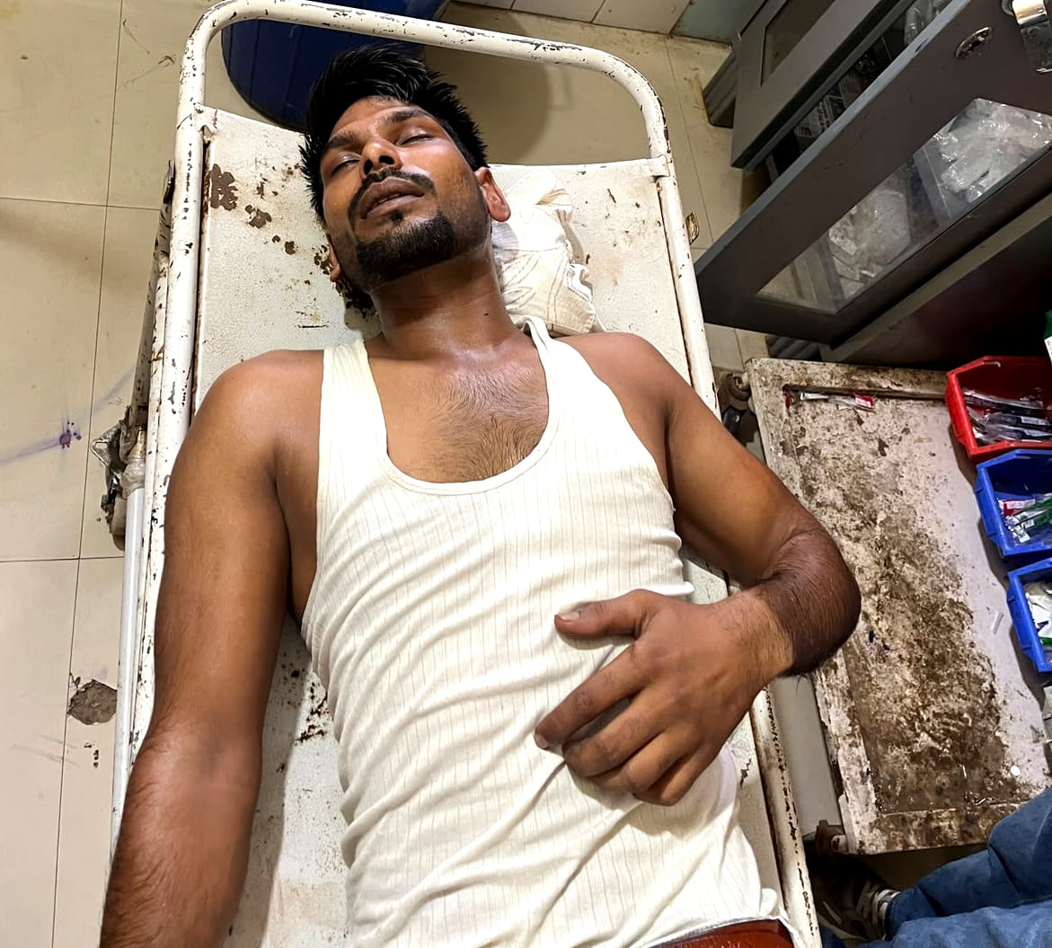 खुर्जा में पुलिस और चोर के बीच हुई मुठभेड़ के बाद गिरफ्तार आरोपी। संवाद