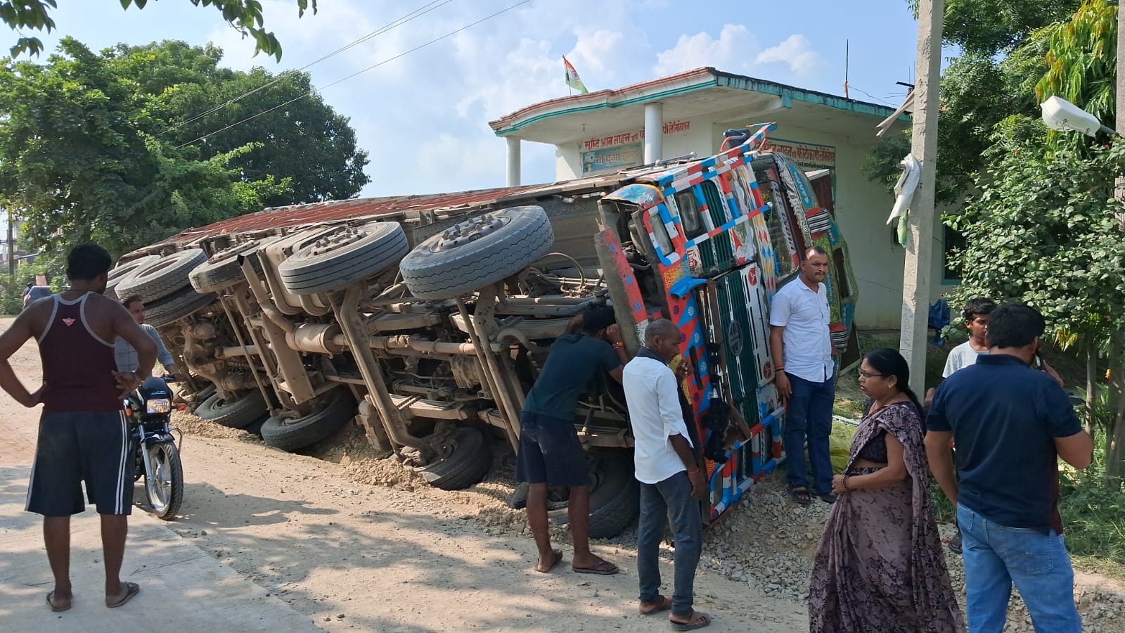 खेतासराय मानी कला मार्टीनगंज निर्माणधीन मार्ग पर पलटा गिट्टी लदा ट्रक। संवाद