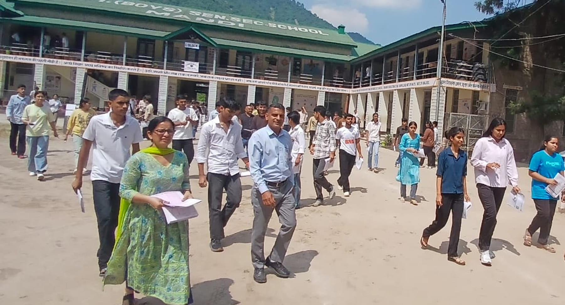 मंडी सीबीएसई स्कूल में एनडीए की परीक्षा देकर बाहर आते परीक्षार्थी। संवाद