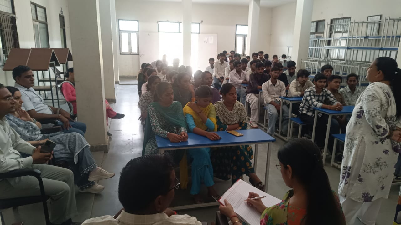 महिला एवं बाल विकास विभाग की ओर से छात्राओं को जागरूक करते रेखा अग्रवाल। स्रोत सूचना विभाग