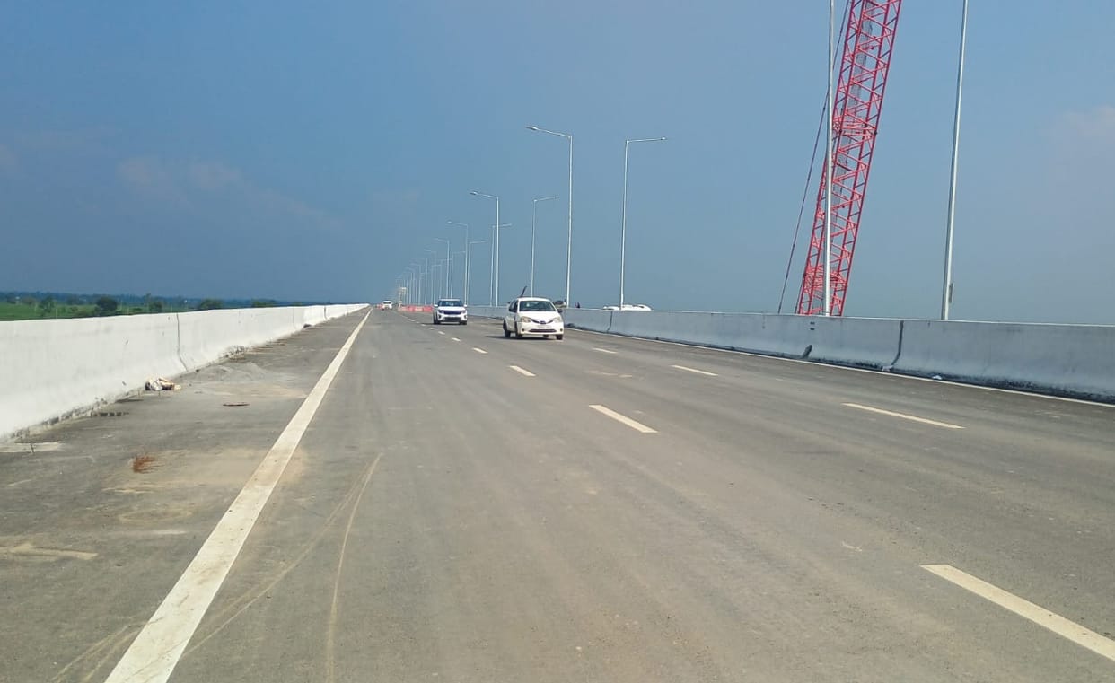 Vehicle running on unfinished Greenfield Expressway, danger of hit