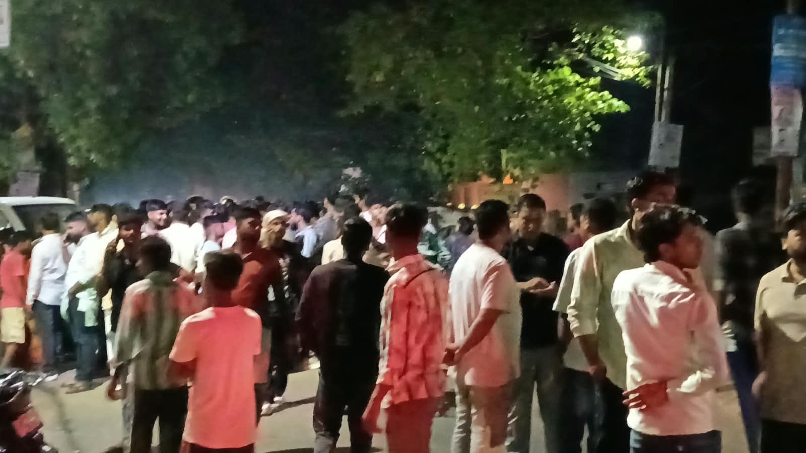 मेंहदावल में युवक के टावर पर चढ़ने के बाद जुटी भीड़-संवाद