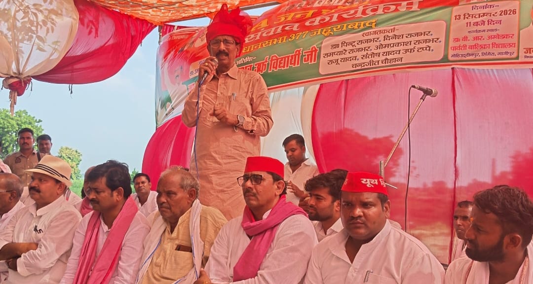 मोहिउद्दीनपुर स्थित एक विद्यालय में सपा के पीडीए जन पंचायत एवं जन संवाद कार्यक्रम में बोलते सले