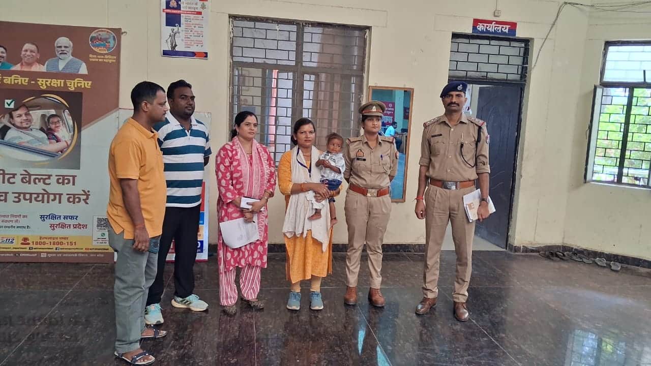मालगाड़ी में मिली बच्ची और उसके साथ मौजूद पुलिस व चाइल्ड लाइन की सुपरवाइजर। स्रोत: विभाग