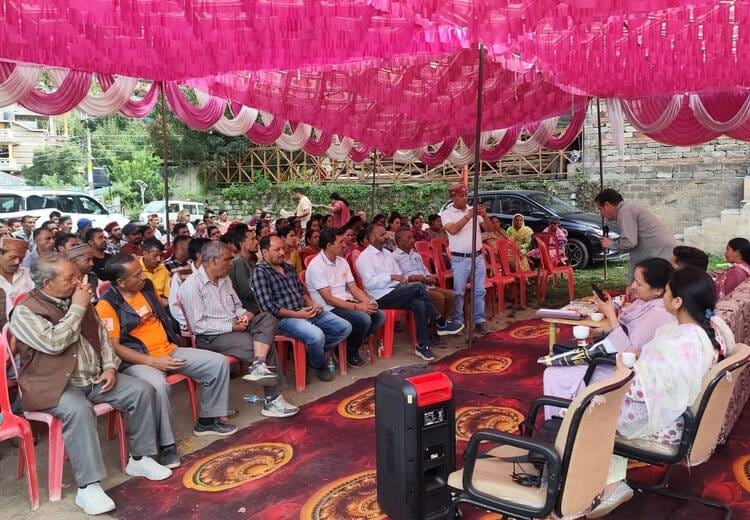 मनाली के विधायक भुवनेश्वर गौड़ की अध्यक्षता में कराड़सू और नग्गर में संवाद शिविर आयोजित किया गय