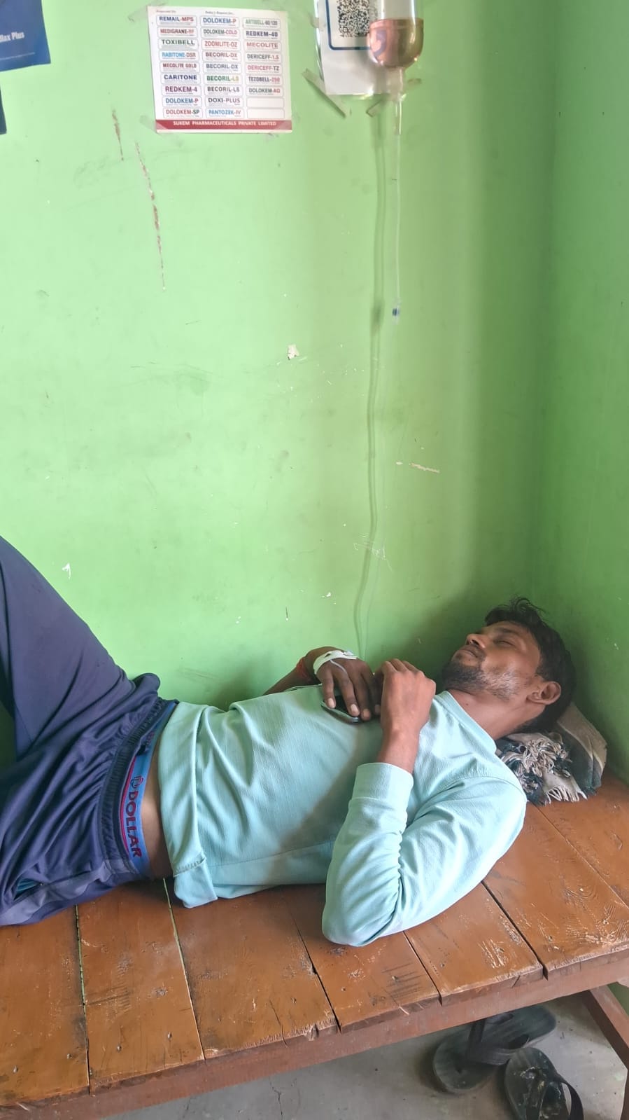 मिरहची में डि्रप लगवाता बीमार युवक। संवाद